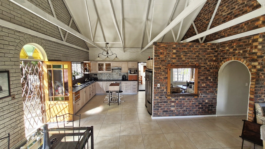 5 Bedroom Property for Sale in Middedorp Western Cape